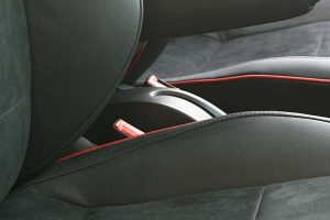 Seat-Ibiza-FR-Buffalino-Leder-Zwart-Alcantara-Rode-Bies-Detail-300x200