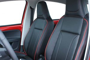 Seat-Mii-Eco-leather-Zwart-Rood-stiksel-Perforatie-Voorstoelen-300x200