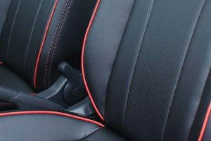 Seat-Mii-Eco-leather-Zwart-Rood-stiksel-Perforatie-Detail-300x200